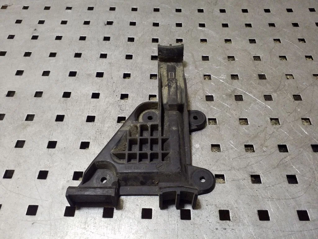 Front bumper mounting bracket 8A0807283