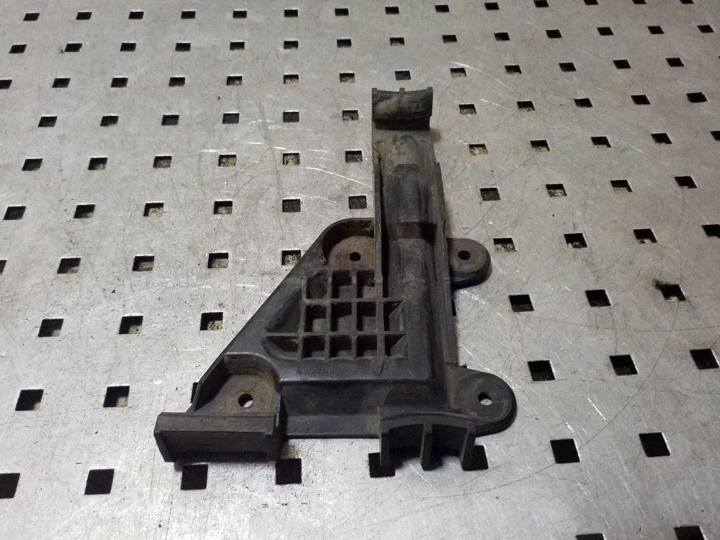 Front bumper mounting bracket 8A0807283