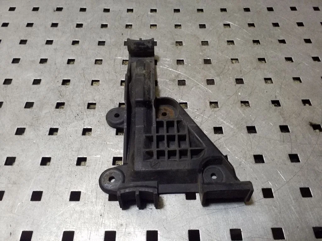 Front bumper mounting bracket 8A0807284