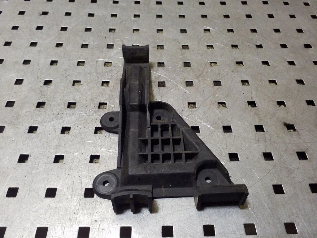 Front bumper mounting bracket 8A0807284