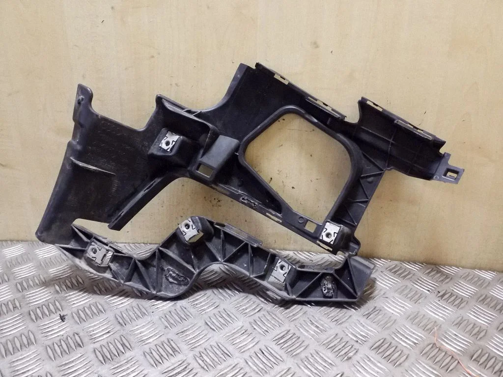Front bumper mounting bracket 8V4807319