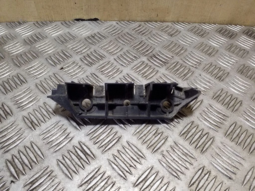 Front bumper mounting bracket DS7317D959B