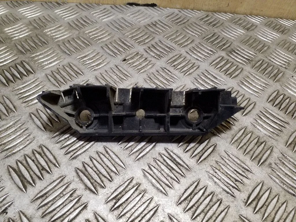 Front bumper mounting bracket DS7317D958B