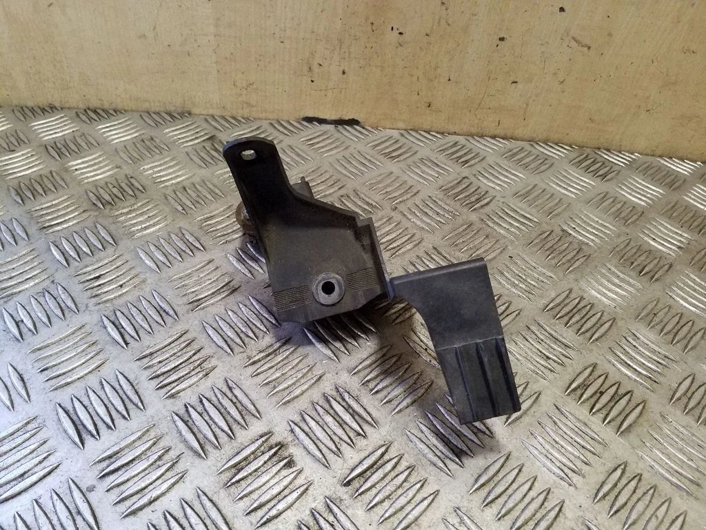 Esistange kinnitusklamber – Audi TT TTS Mk2 (2006-2014)