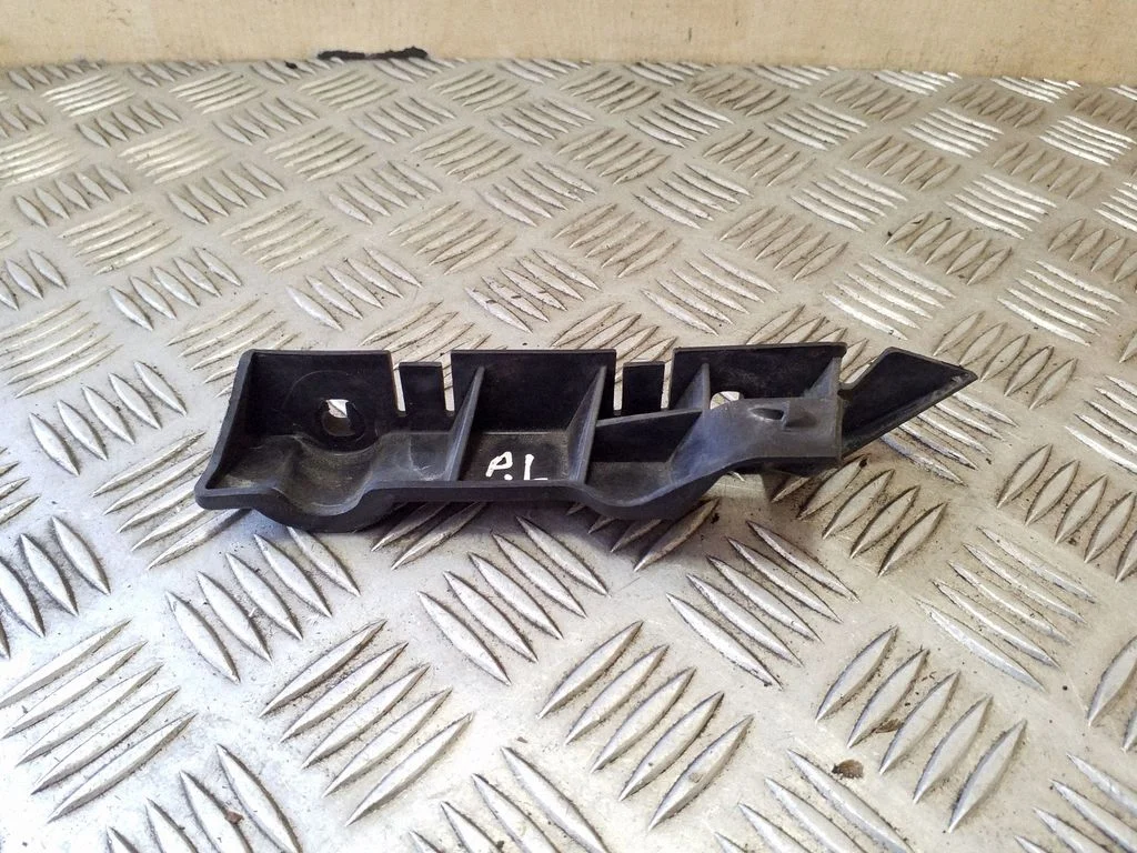 Front bumper mounting bracket 8T0807283C