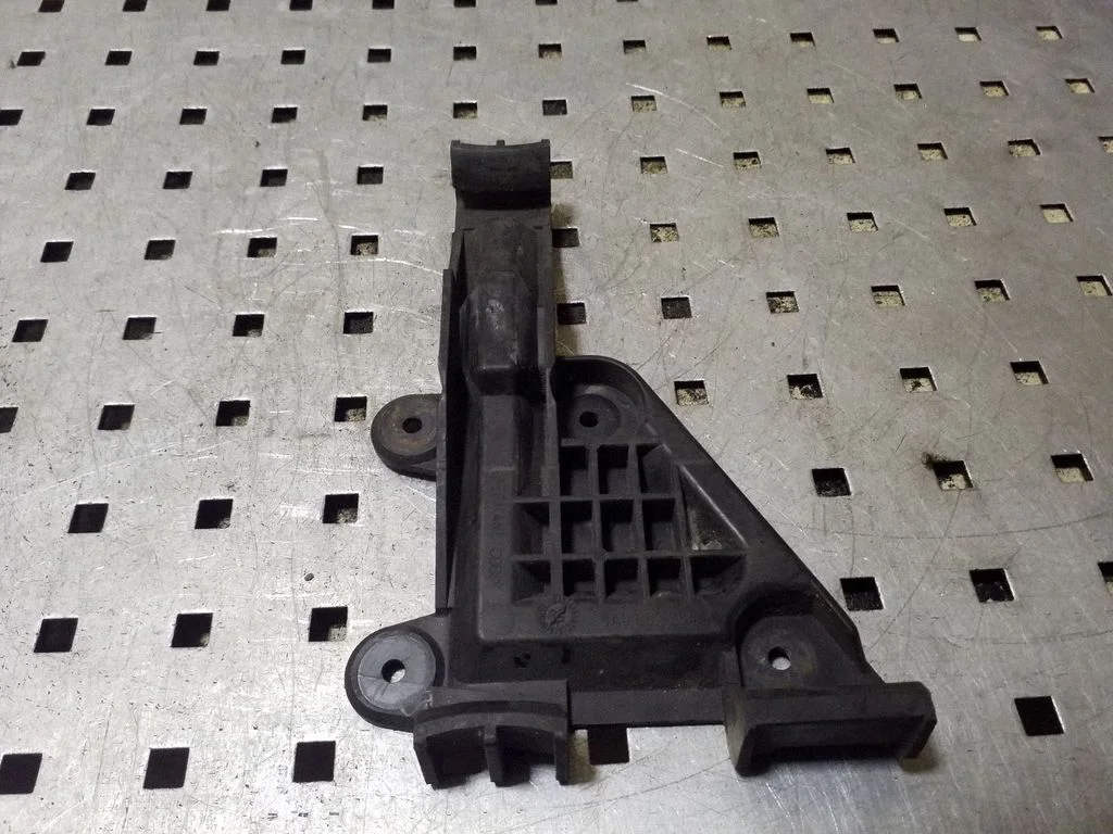 Front bumper mounting bracket 8A0807284