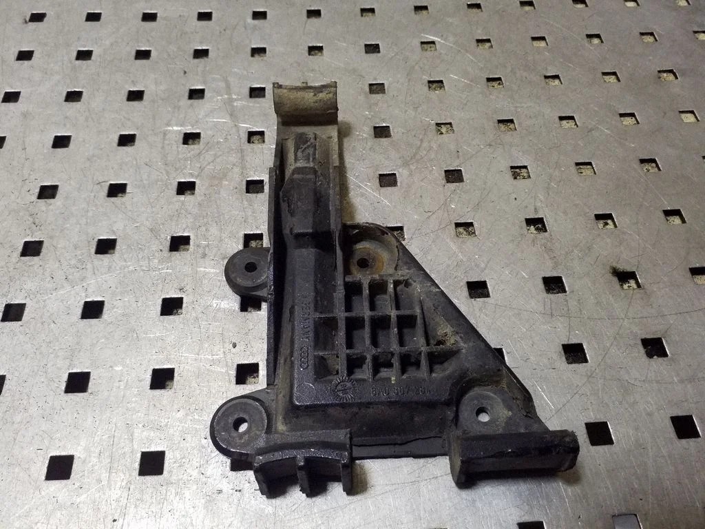 Front bumper mounting bracket 8A0807284