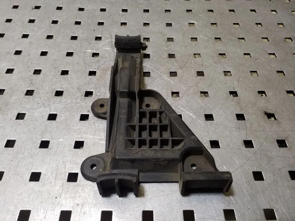 Front bumper mounting bracket 8A0807284