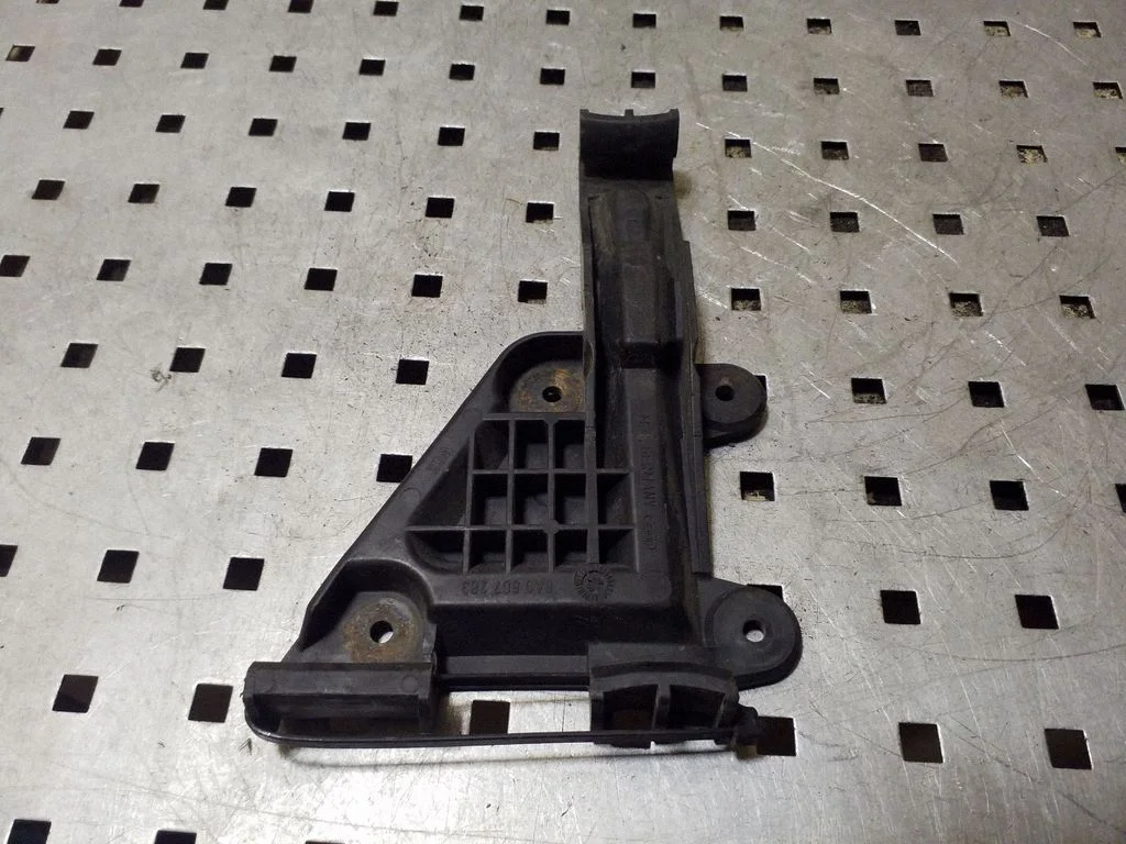 Front bumper mounting bracket 8A0807283