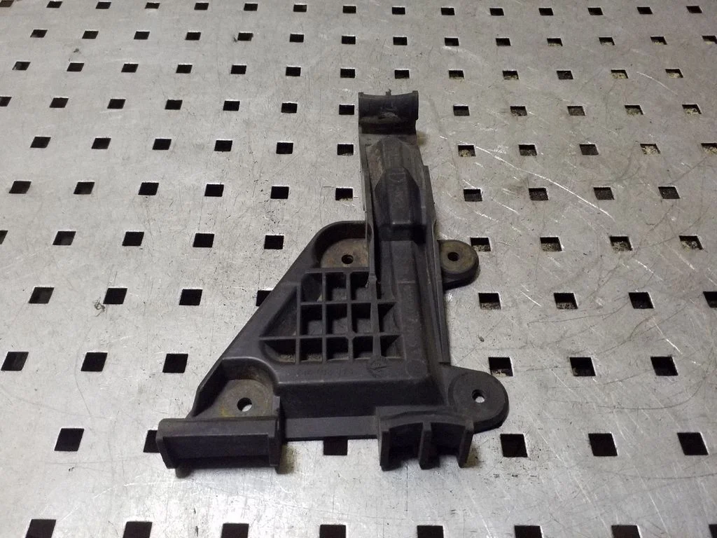 Front bumper mounting bracket 8A0807283