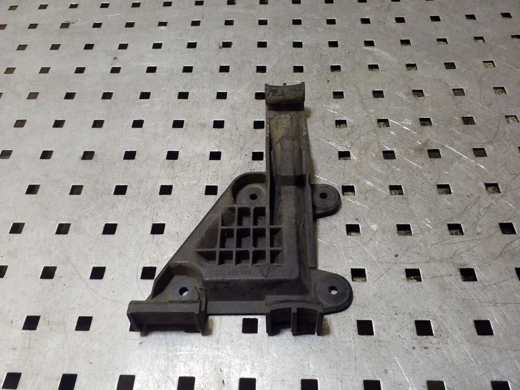 Front bumper mounting bracket 8A0807283