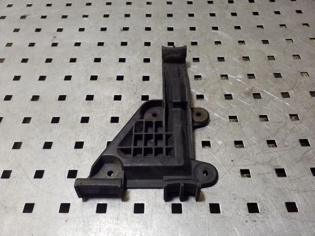 Front bumper mounting bracket 8A0807283