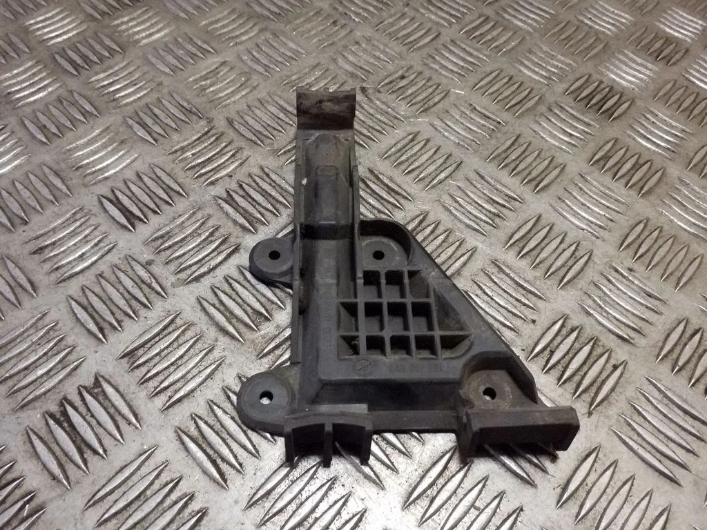Front bumper mounting bracket 8A0807284