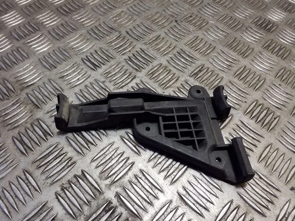 Front bumper mounting bracket 8A0807283