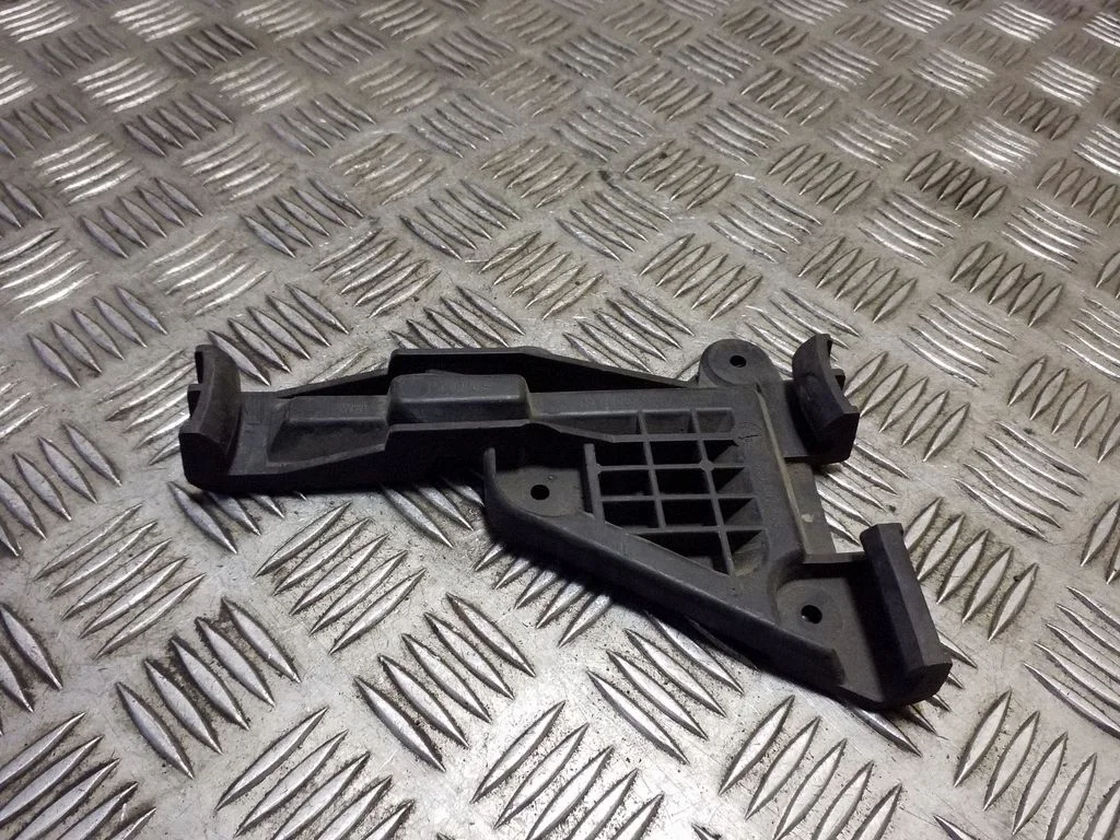 Front bumper mounting bracket 8A0807283