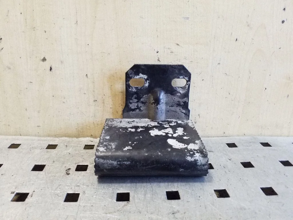 Front bumper mounting bracket – right