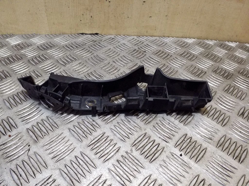 Front bumper mounting bracket 22747920