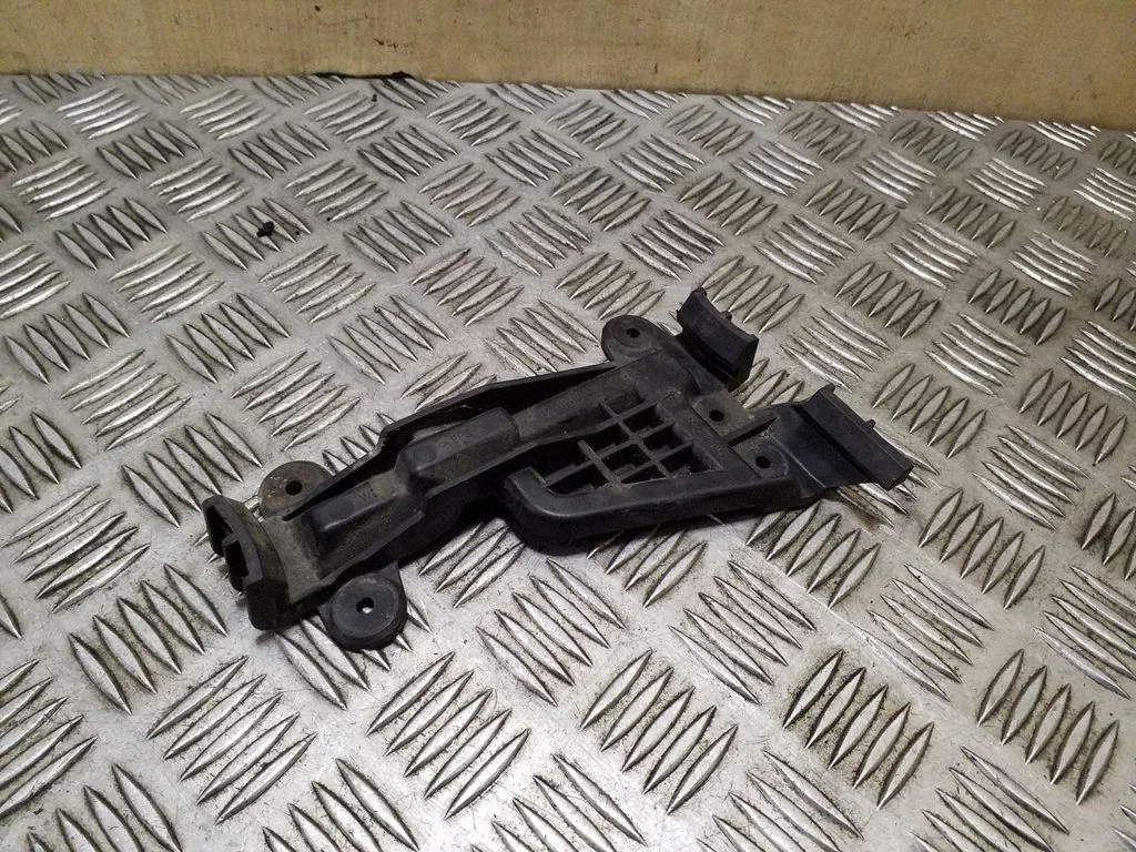 Front bumper mounting bracket 4A0807283