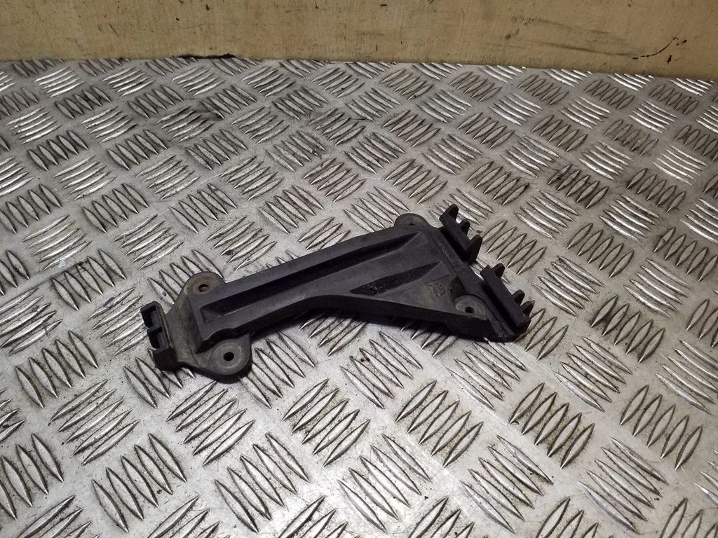 Front bumper mounting bracket 4A0807283A