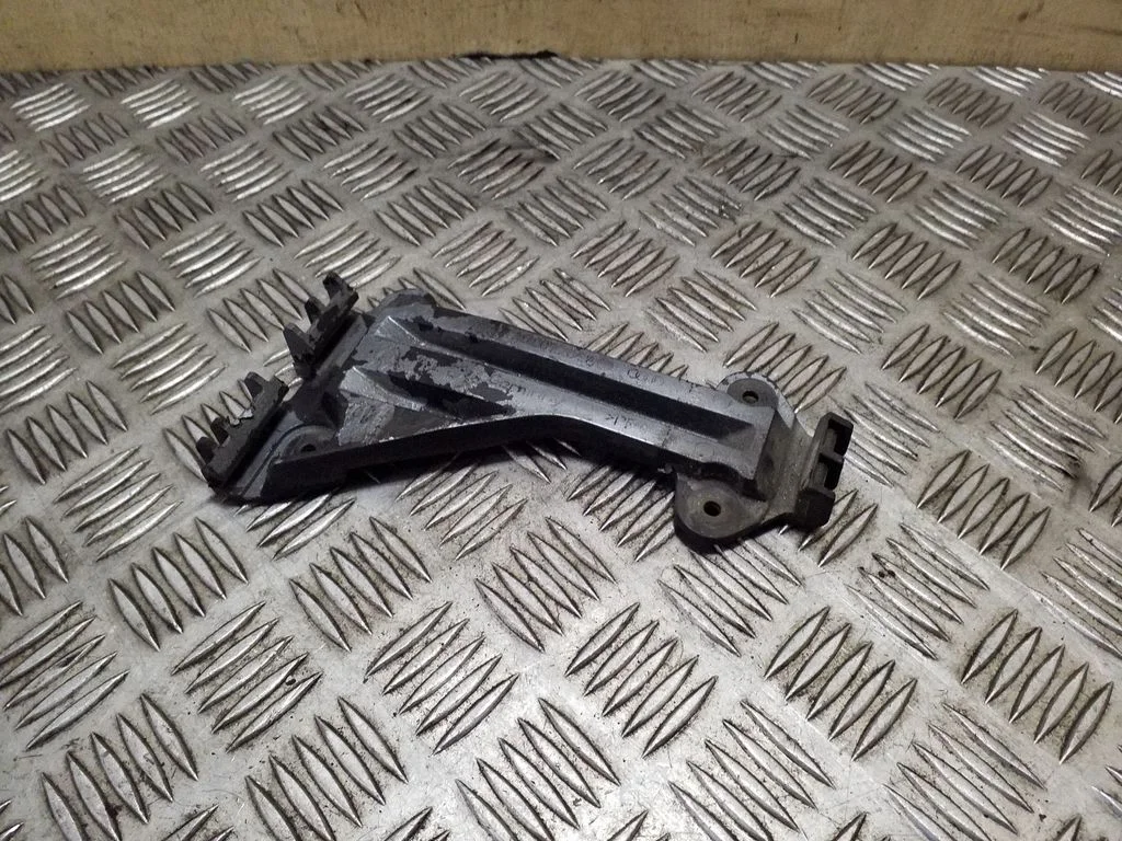 Front bumper mounting bracket 4A0807284A