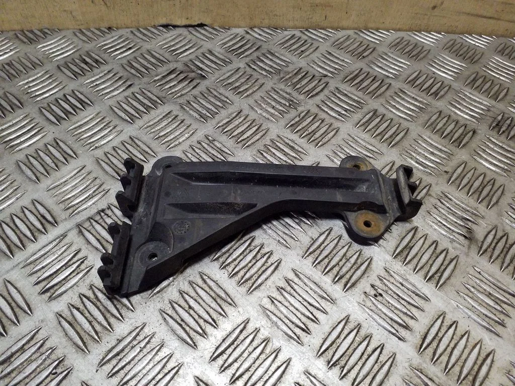Front bumper mounting bracket 4A0807284A