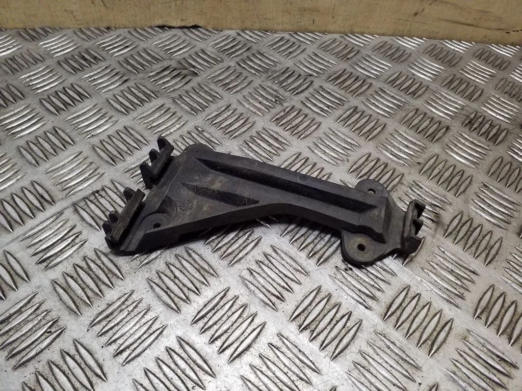 Front bumper mounting bracket 4A0807284A