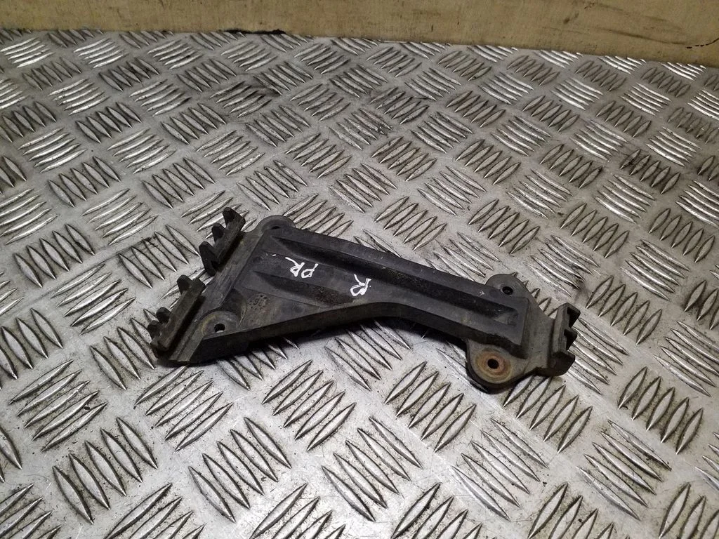 Front bumper mounting bracket 4A0807284A