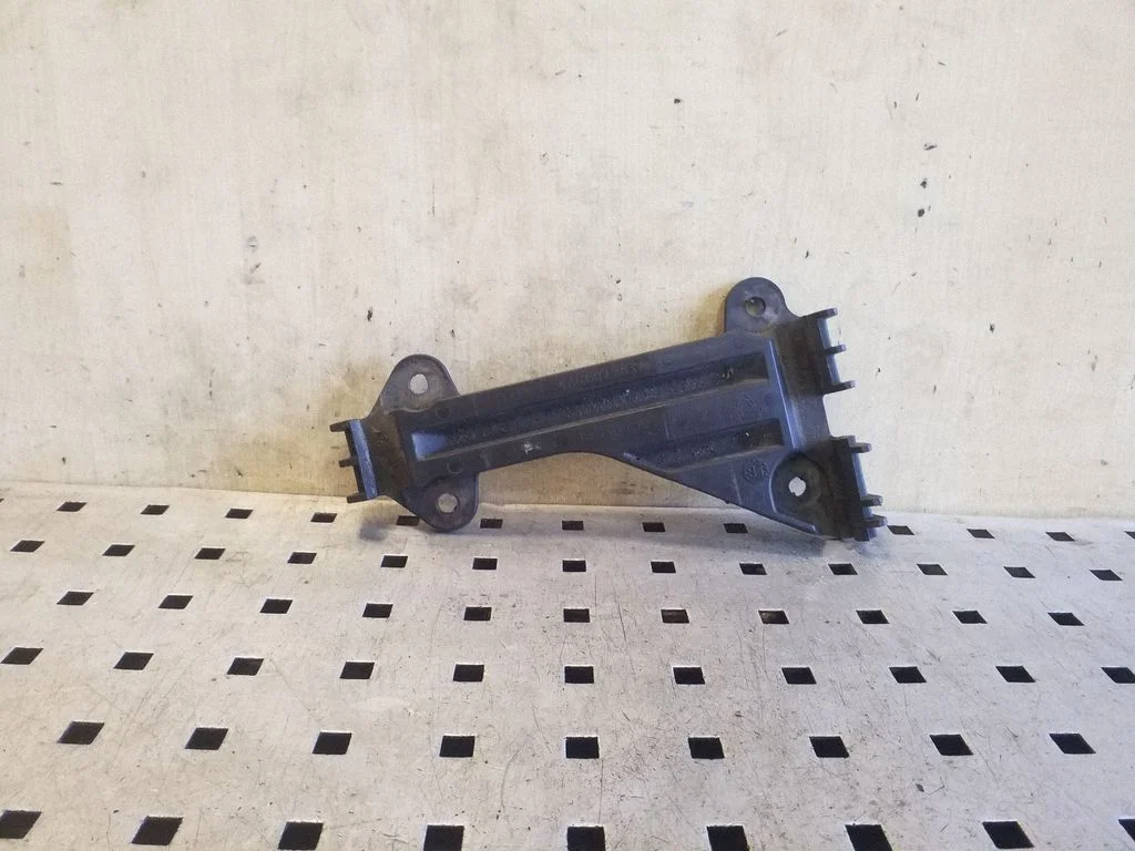 Priekšējā bampera turētājs 4A0807283A