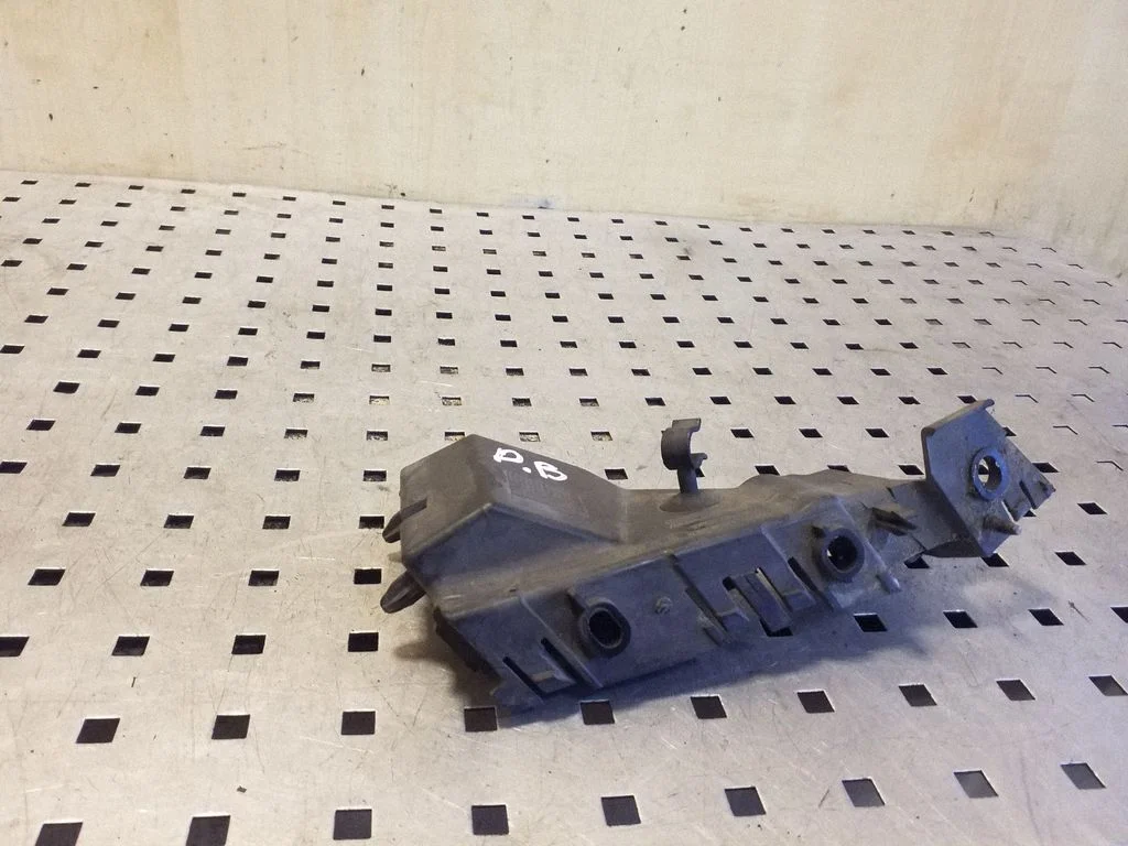 Front bumper mounting bracket 8R0807283C