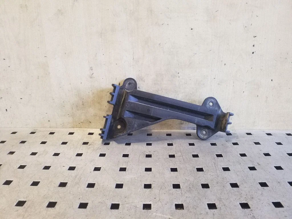 Priekšējā bampera turētājs 4A0807284A
