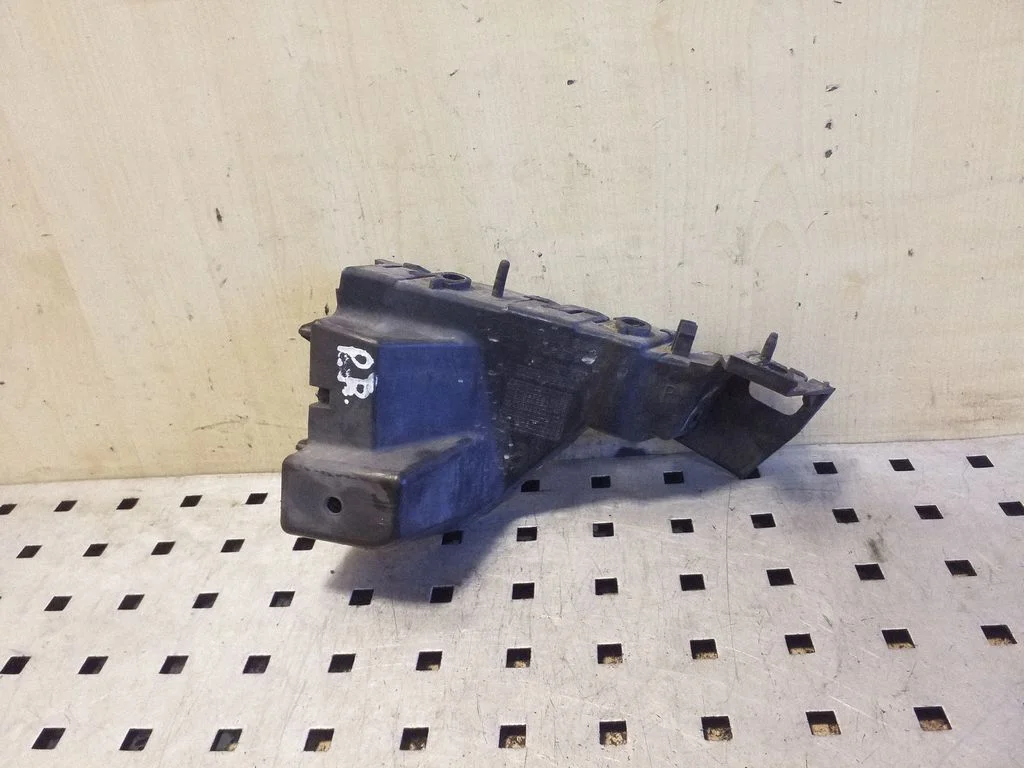 Front bumper mounting bracket 8R0807284C