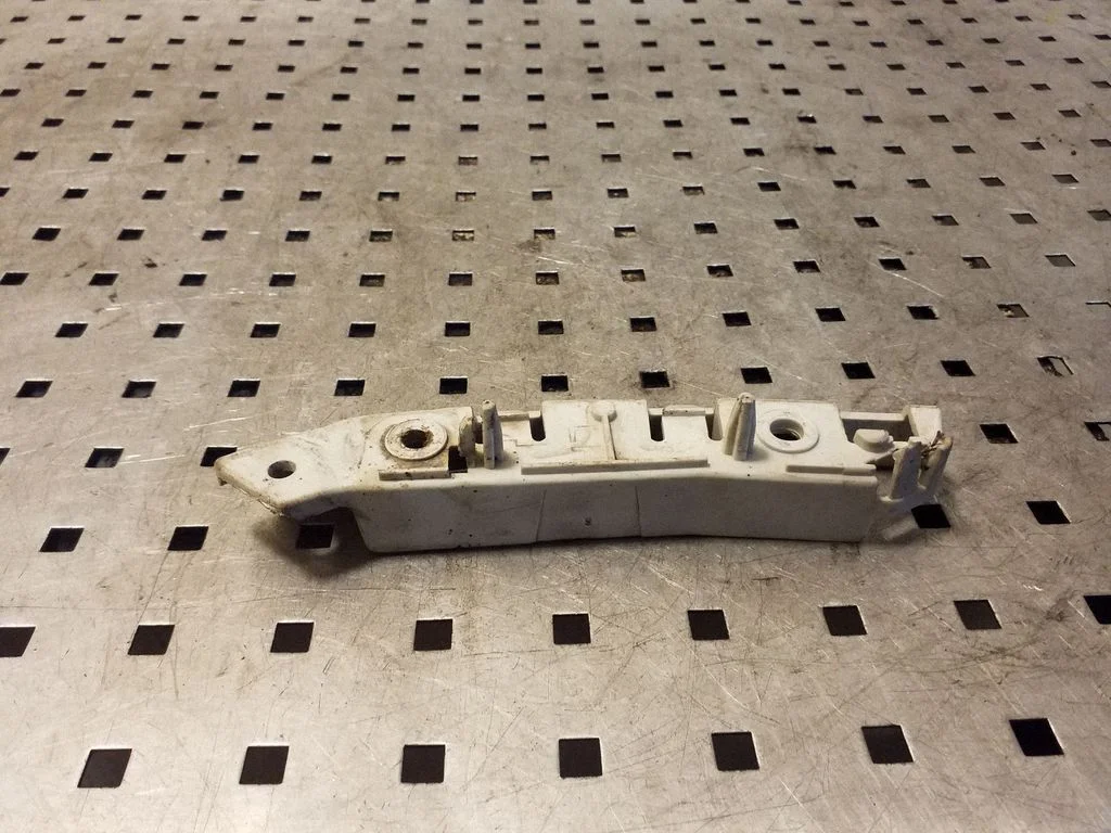 Esistange kinnitusklamber BM5117D959A – Ford Focus (2010-2017)