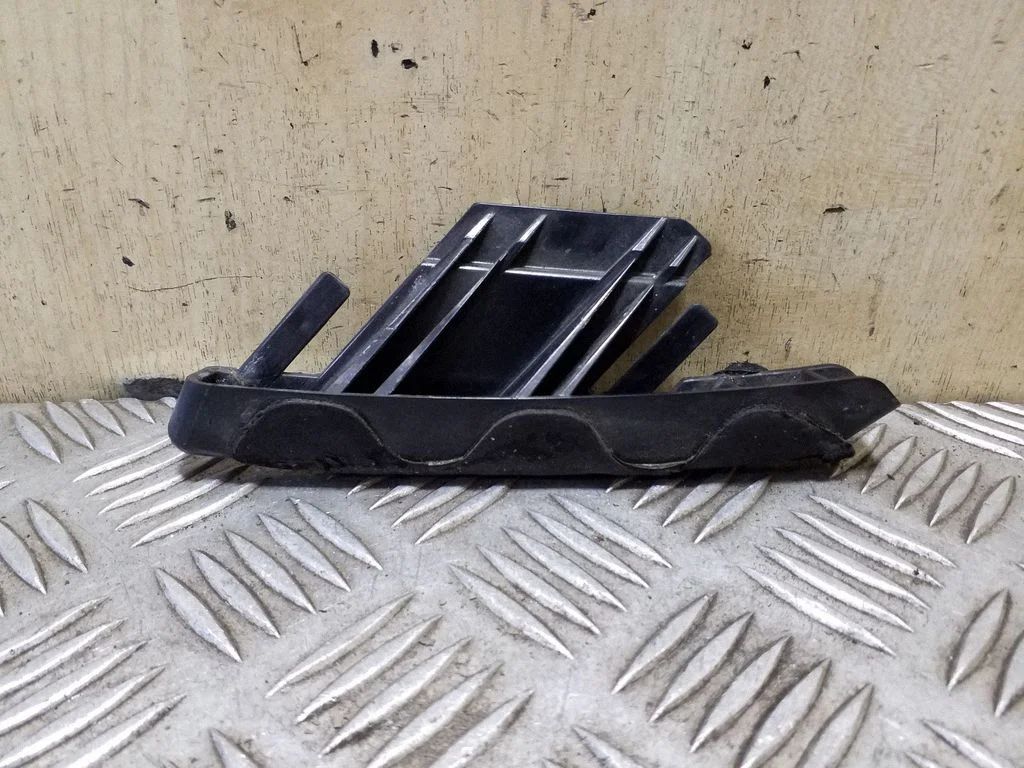 Front bumper mounting bracket 63122JD00A