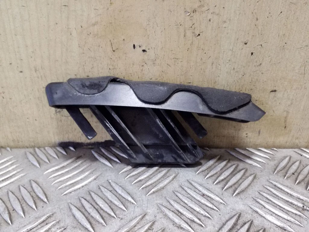 Esistange kinnitusklamber 63123JD00A