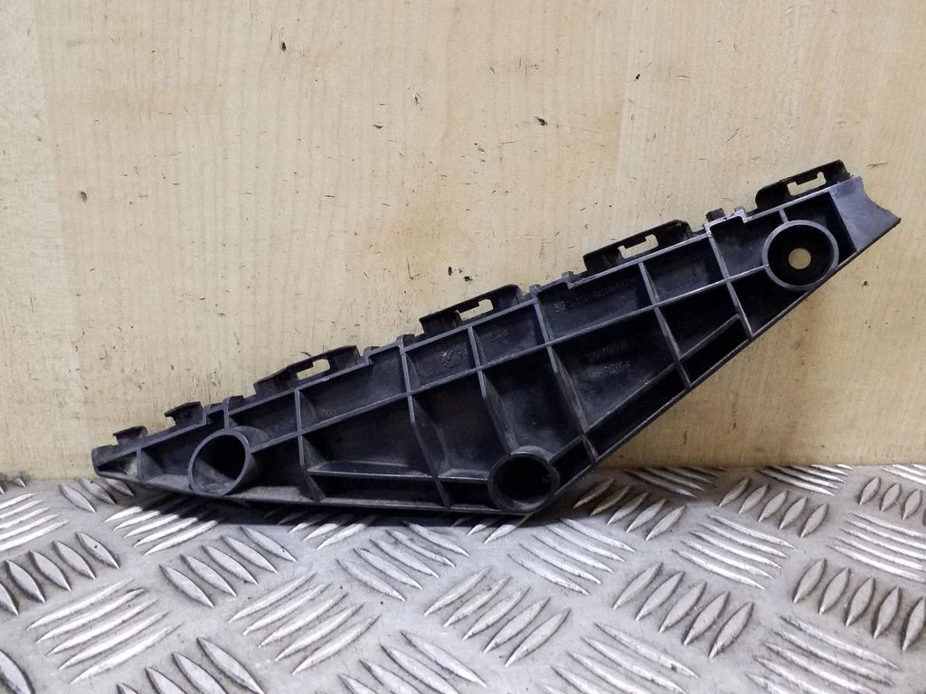 Front bumper mounting bracket – Toyota Avensis T270 (2009-2012)