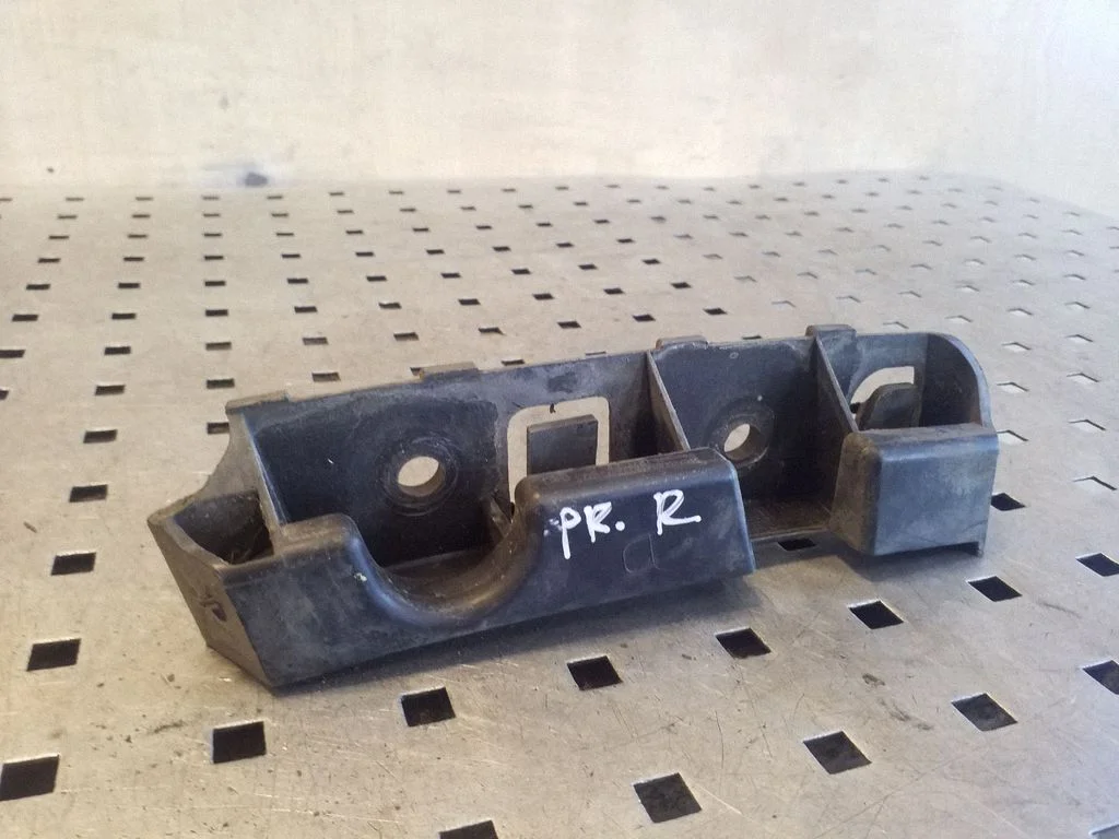 Priekšējā bampera turētājs 9686570480