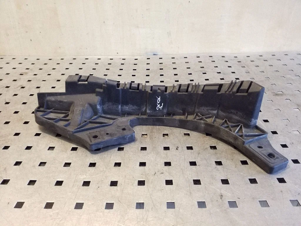 Front bumper mounting bracket – right