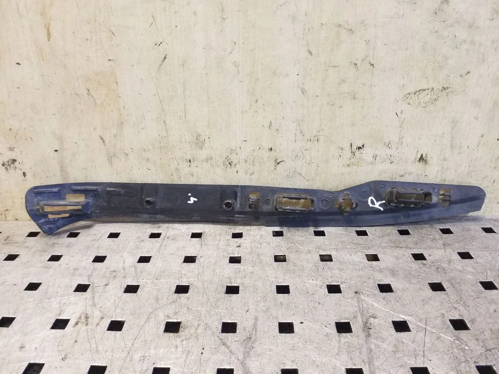 Front bumper mounting bracket 7H0807184A