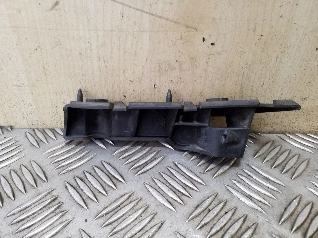 Front bumper mounting bracket 8T0807283A