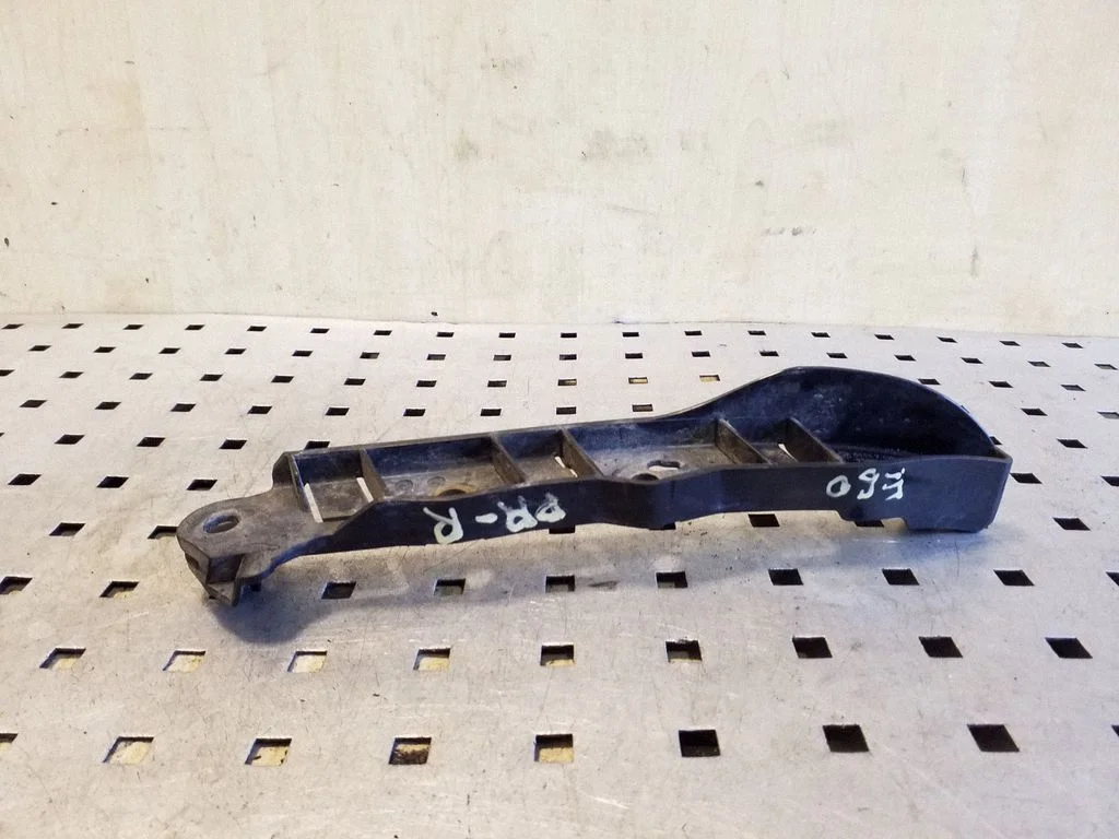 Front bumper mounting bracket 51117178078