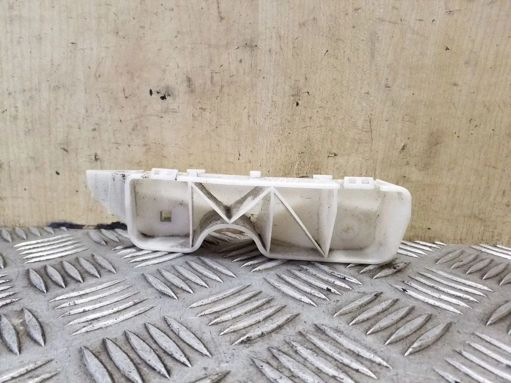 Front bumper mounting bracket 62223JD000