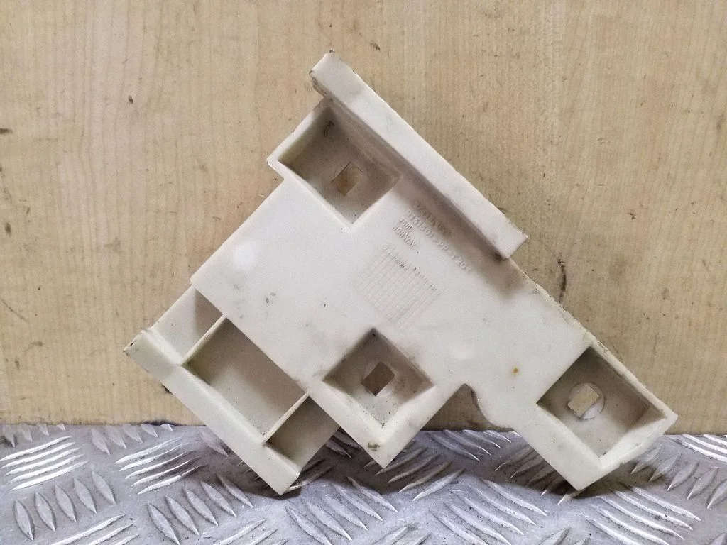 Front bumper mounting bracket – Volvo S70  V70  V70 XC (1997-2000)