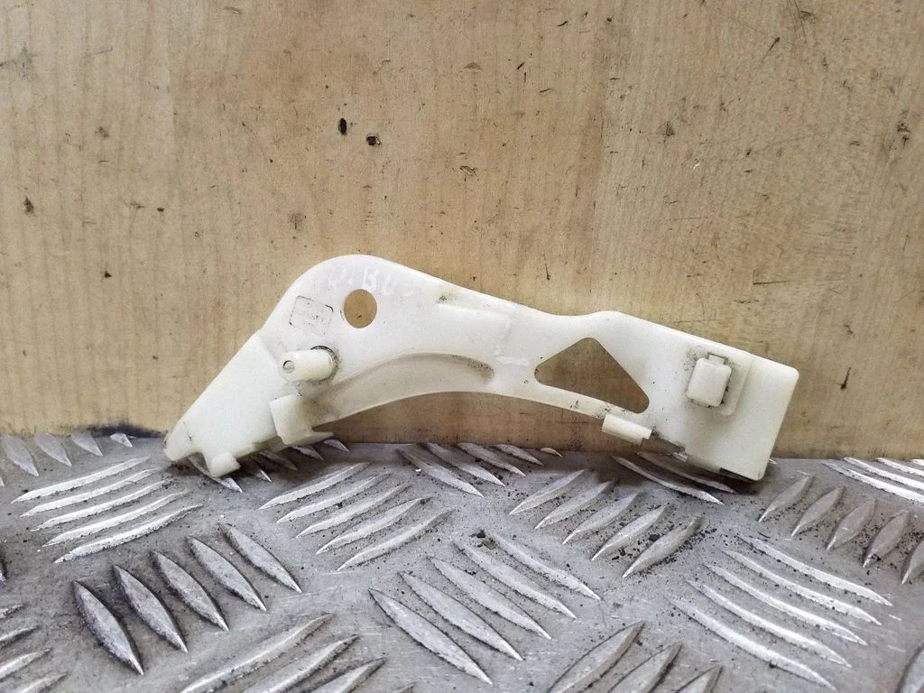 Front bumper mounting bracket GJ6A50E12