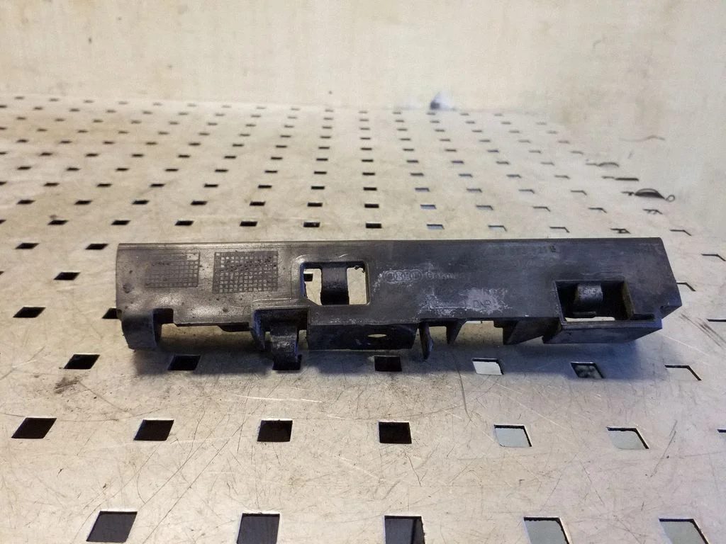 Front bumper mounting bracket 4G0853921B