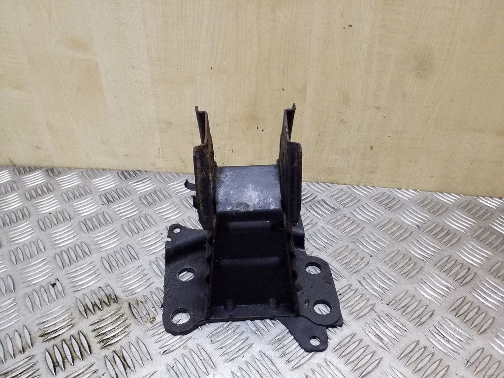 Front bumper mounting bracket – left
