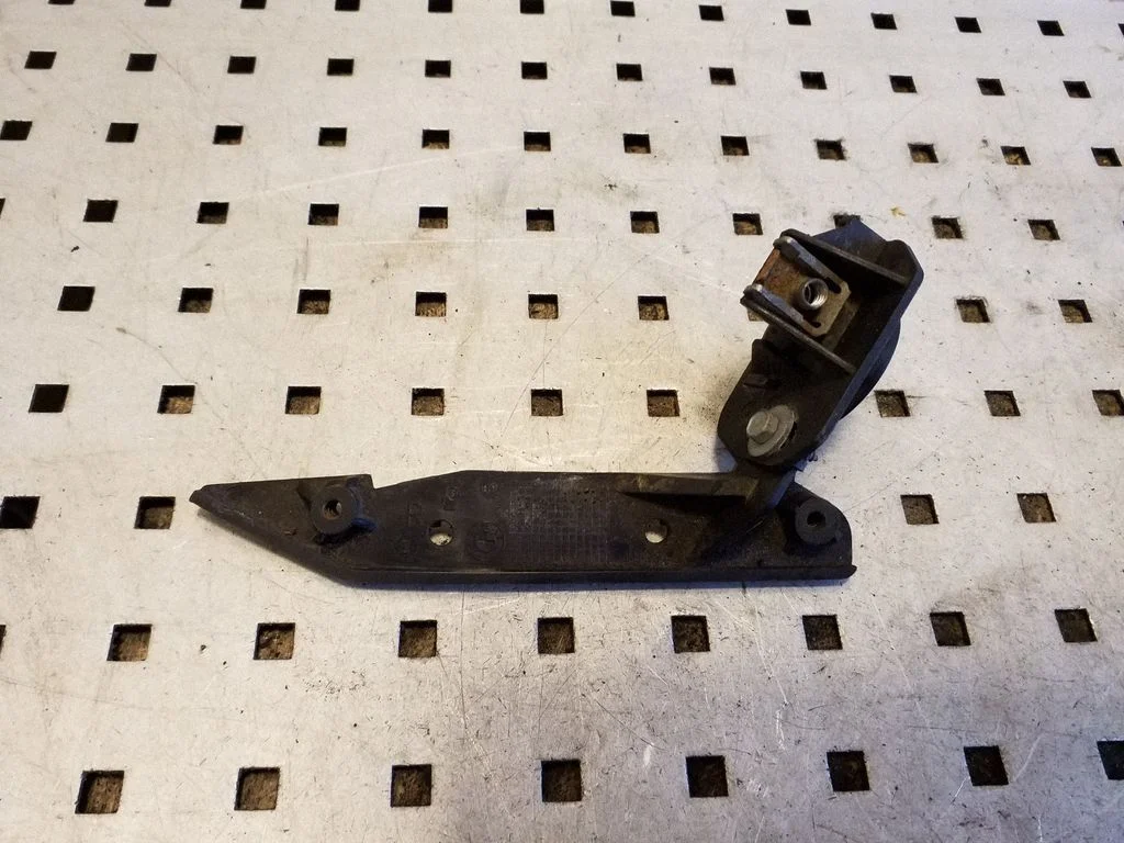 Front bumper mounting bracket 7058448