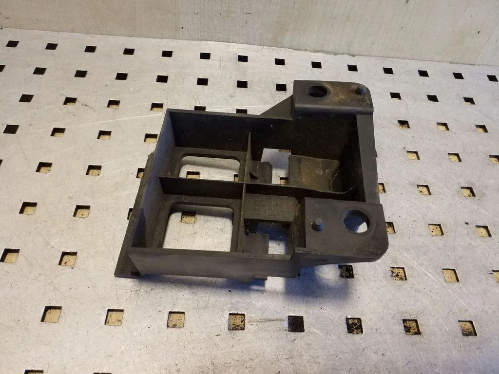 Esistange kinnitusklamber – Volkswagen Crafter (2006-2016)