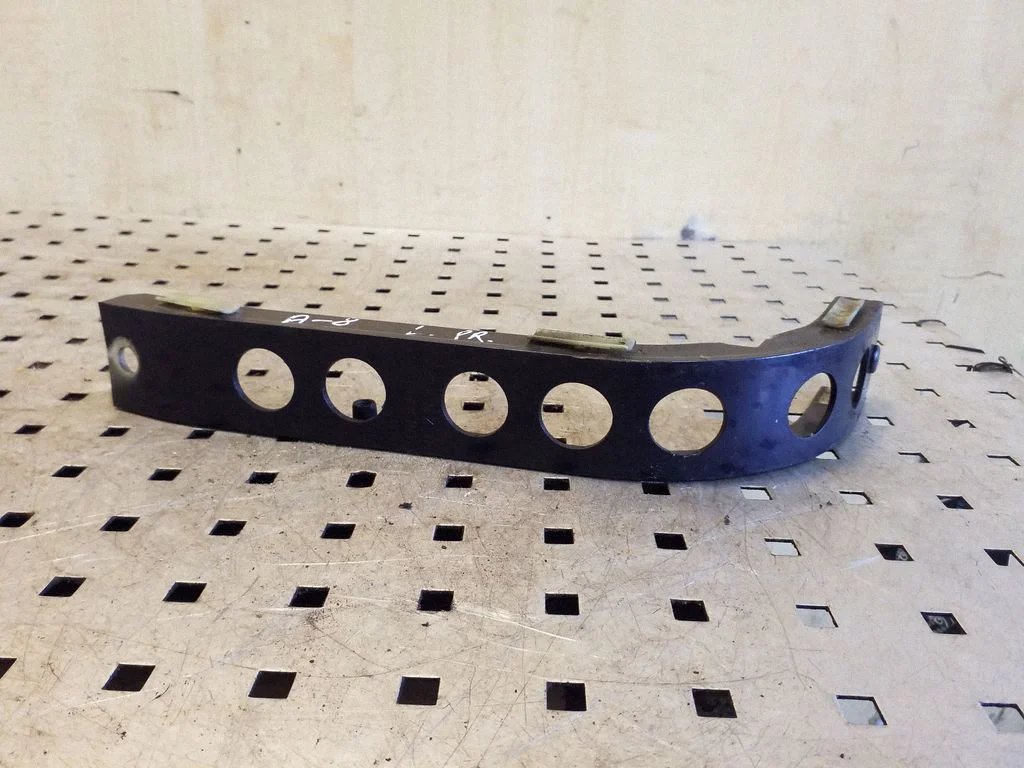 Front bumper mounting bracket 4D0821137 – Audi A8 S8 D2 4D (1994-2002)
