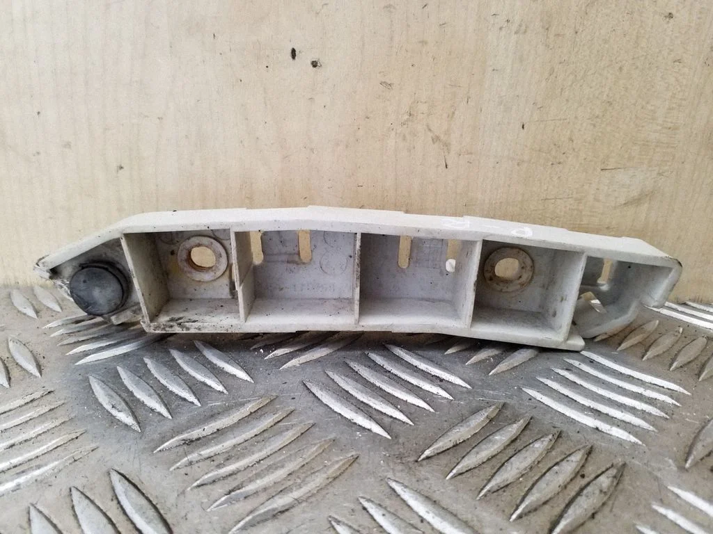 Front bumper mounting bracket M5117D958A