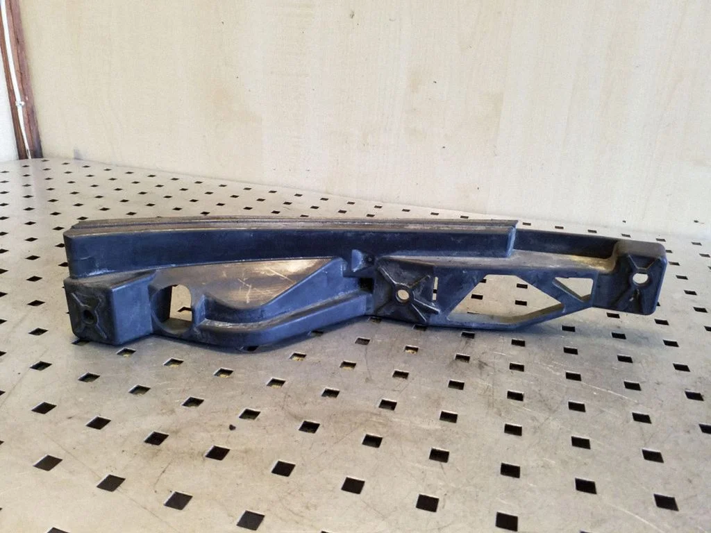 Esistange kinnitusklamber 1T0807889